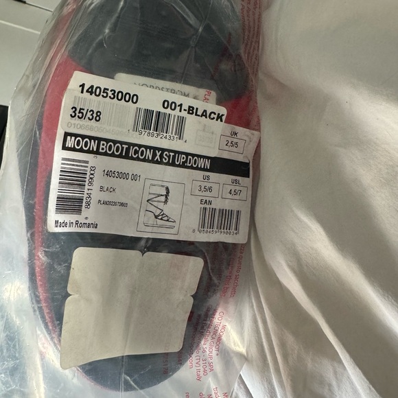 👹Stranger Things Moon Boot👹 (35/38) - Picture 11 of 16